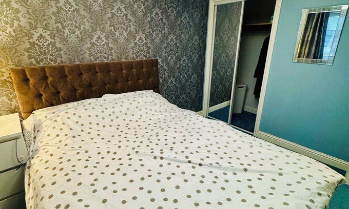 Glasgow House | Glasgow Guest House free 2 car parking nFree WIFi Main Door House