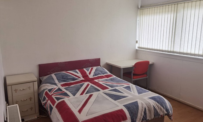 North Glasgow Apartment | Glasgow Main Door Flat near City Centre