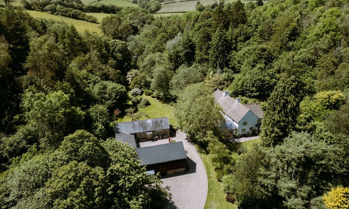 Kington House | Glasnant - Luxury House in the woods with Hot Tub