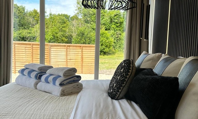 Blandford Saint Mary Cottage | GLASS HOUSE - ROMANTIC ESCAPE | SLEEPS 2 | HOT TUB | BBQ | PATIO | WI-FI