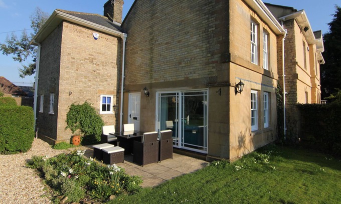 Crewkerne House | Glebe Cottage is part of Manse Manor Hall, which was the formally the Vicarage