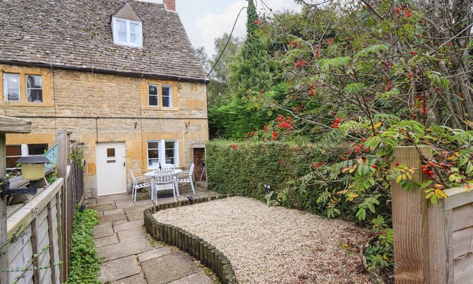Bourton Cottage | GLEED COTTAGE, pet friendly, character holiday cottage in Cheltenham