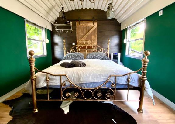 Schmidtheim House | Gleis 1, Eisenbahn Waggon mit Whirlpool und Ofen