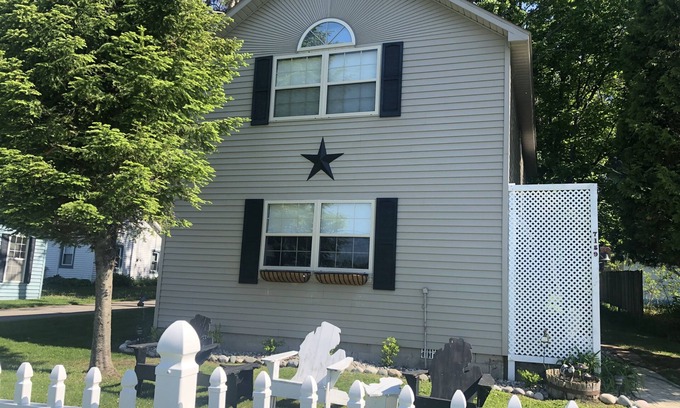 Empire House | Glen Arbor Area Cottage - Little Glen Lake-private waterfront & AC - Labor Day!