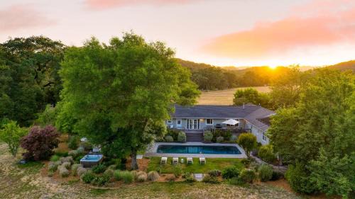 Glen Ellen House | Glen Ellen Escape by AvantStay 5BR Retreat w Pool, Hot Tub, Hammocks & Vineyard Views