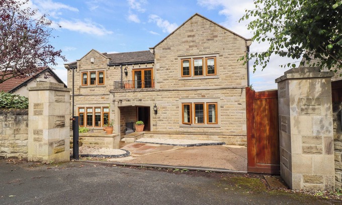 Eldwick Cottage | GLEN HOUSE, pet friendly, with hot tub in Eldwick