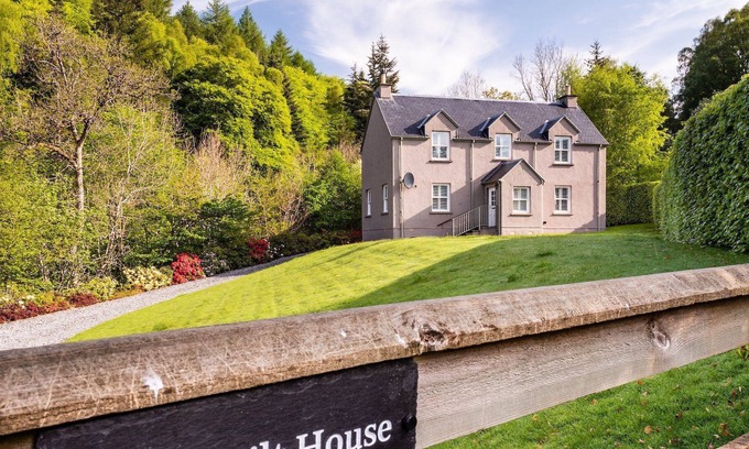 Pitlochry House | Glen Tilt House - sleeps 8 guests in 4 bedrooms
