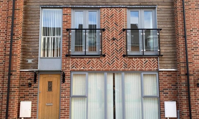 Leicester House | GLEN VIEW- 5 bed house up to 12 people - Large rooms with walk in wardrobes