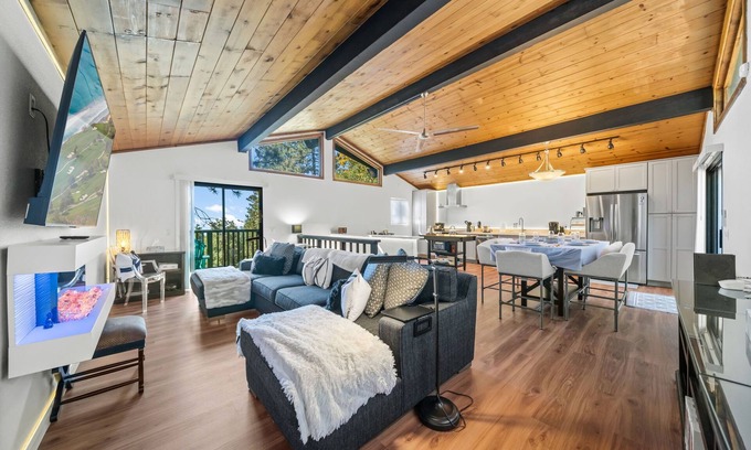 Fern Valley Cabin | Glen View Retreat- Spa/Fireplaces/Ping Pong Table!