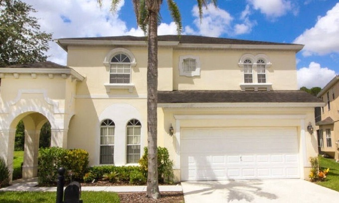 Calabay Parc Villa | Glen Villa - Huge 5 Bed 4 Bath Home Newly Modernized Secluded Pool Deck
