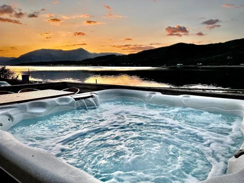 West Laroch House | Glenachulish Bay with Hot Tub