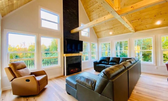 Rogers Cabin | Glencoe Cabin - modern, hot tub, 3 king beds