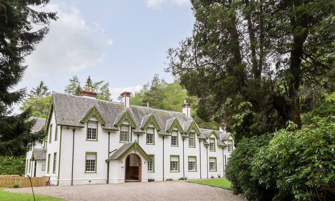 Kirriemuir Cabin | GLENDOLL LODGE, pet friendly, luxury holiday cottage in Kirriemuir