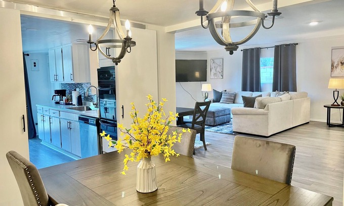 Azusa House | Glendora Pool Home Retreat