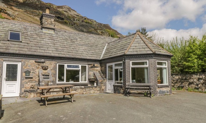 Llangynog Cottage | GLENDOWER, pet friendly, character holiday cottage in Llangynog