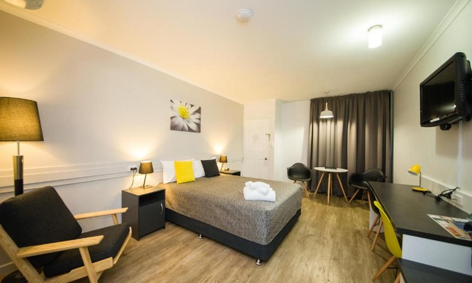 Norman Gardens Hotel | Glenmore Palms Motel