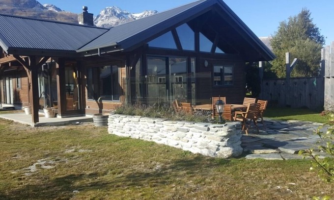 Glenorchy House | GLENORCHY HOUSE. 360° Mountains, by Lake and River.