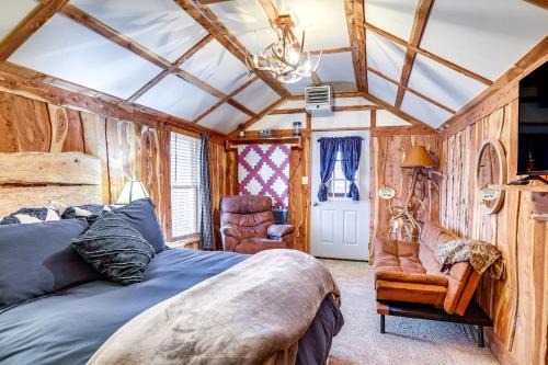 Adams County House | Glenvil Cabin with Gas Grill Steps to Dock and Pond!