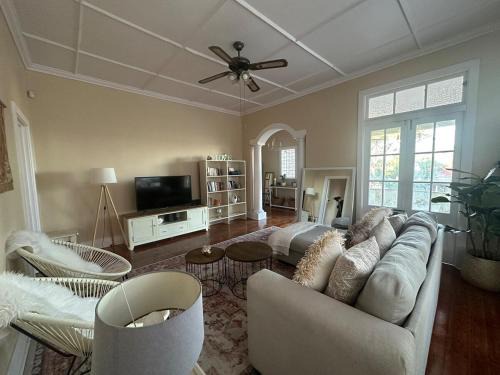 Glenwood House | Glenwood Cottage 5km from beach, Art gallery, with garden and pool