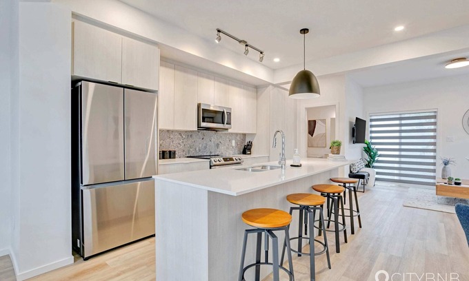 Jasper Place House | Glenwood. Sleeps 6. 8 mins to WEM.
