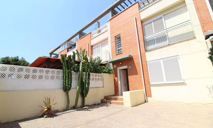 Sagunto House | Global Properties: Modern and practical townhouse in Puerto de Sagunto