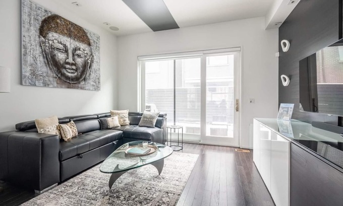 Little Italy House | GLOBALSTAY. Exclusive 3BR Townhouse. HOT TUB. Downtown Toronto
