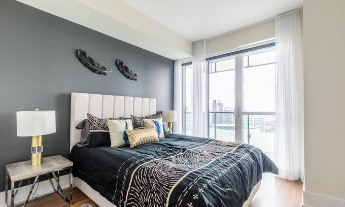 Toronto Entertainment District Condo | GLOBALSTAY. Executive 2BR 2BA Condo in DT. Gym, Pool, Hot Tub