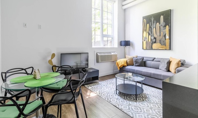 Kirkendall North Apartment | GLOBALSTAY . UV DISINFECTED 1 BR LOFT. Free Parking. Gym
