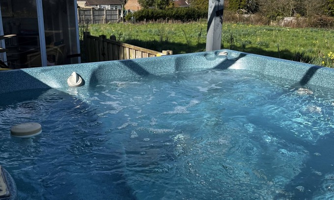 Isle of Thanet House | Glorious five star 2 bed secluded Lodge sleeps 4 + hot tub close Jurassic coast