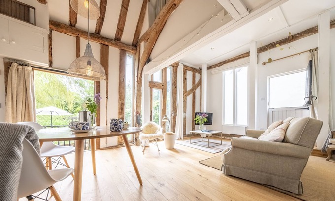 Stowmarket Apartment | Glorious open-plan thatched barn with abundant natural light - Buxhall Byre