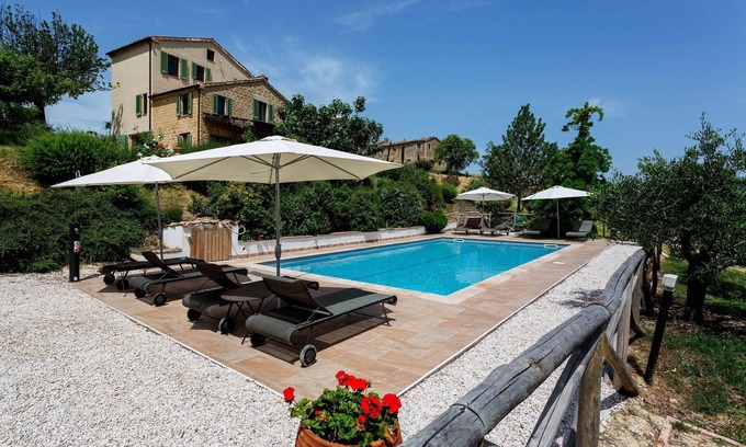Monte San Martino Villa | Glorious Views, beautiful Holiday home, Heart of Italy 6 bedrooms, private pool