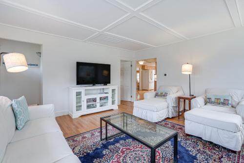 Gloucester House | Gloucester Home with Large Yard 1 Mi to Beach!