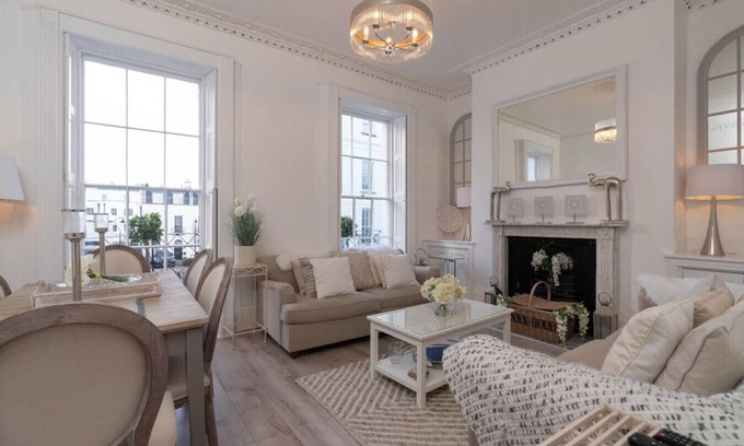 Cheltenham Villa | Gloucester Place Townhouse Apartment. Hot Tub