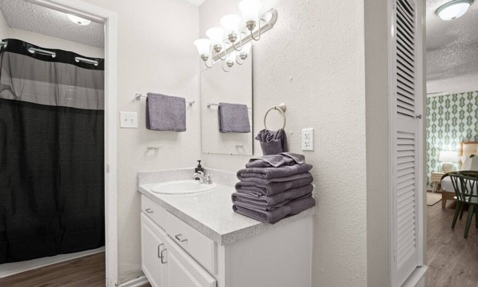 Skyview Apartment | Glowing Green Brentwood Stay | 12 Min to DTX