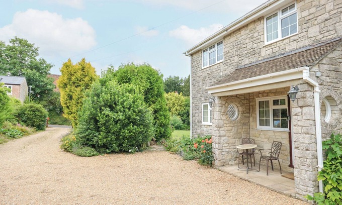 Dorchester Cottage | GLYDE HOUSE, pet friendly, with a garden in Dorchester