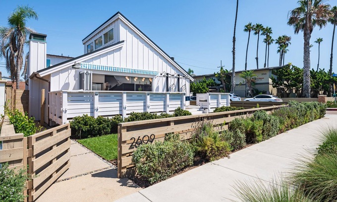 Del Mar House | Go Beach Chic Steps From the Sand & Del Mar Racetrack