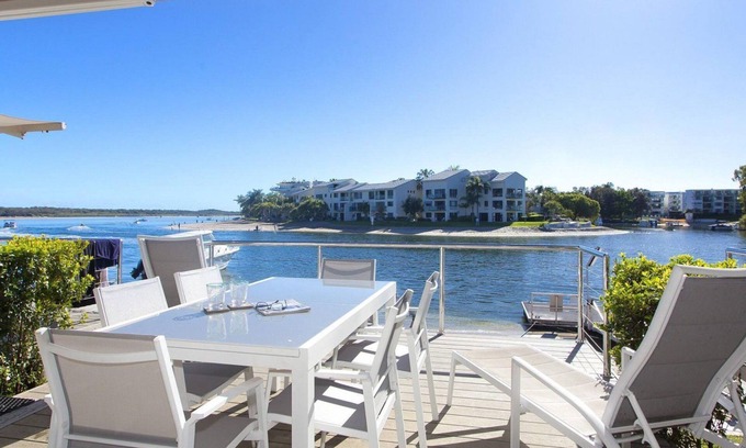 Noosaville House | Go for a swim, or cast a line