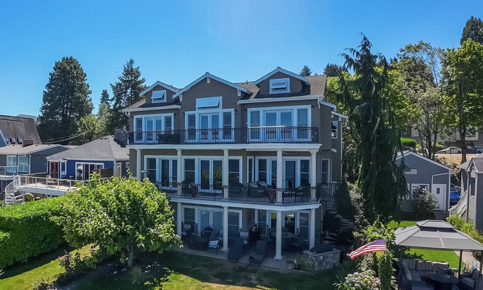 Bryn Mawr-Skyway House | GO MARINERS! Bella Vita Celebrates the Mariners' ALCS-Exclusive Fan Discount!