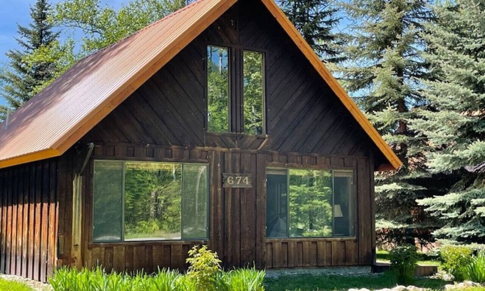 West Glacier Cabin | Going to the Sun Getaway ~ Located in West Glacier, Minutes from park entrance.