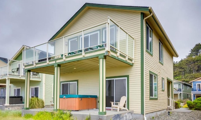 Gold Beach House | Gold Beach Retreat Private Hot Tub and Ocean Views!