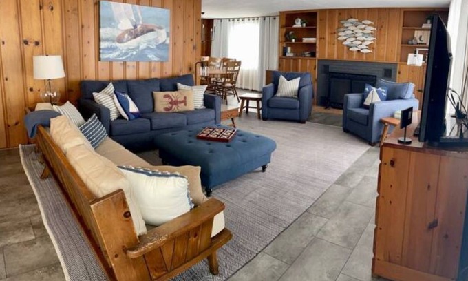 Edwardsburg Cottage | Gold Coast Cottage: Cute Lake Home, INCLUDED Pontoon, near Notre Dame