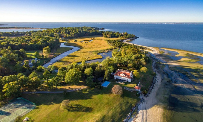 Centre Island House | Gold Coast Estate - Island Centre