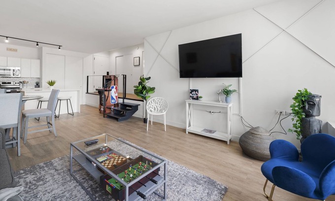 Rush and Division Apartment | ☀️❤️🔥Gold Coast Lavish Home w/ Roof Pool & Gym❤️🔥☀️