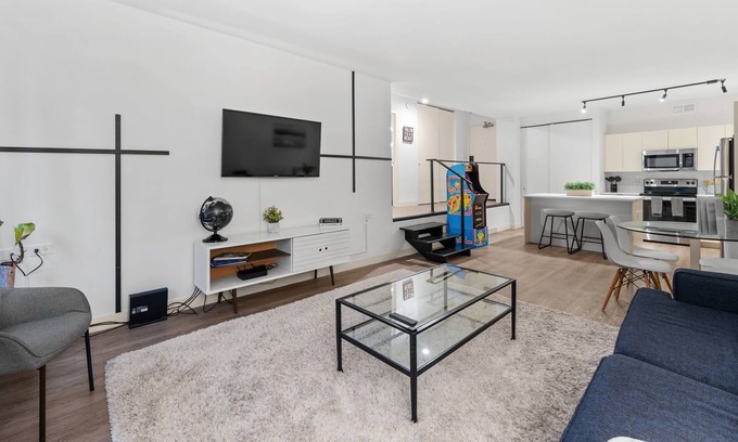 Rush and Division Apartment | Gold Coast Luxury Condo w/ Rooftop Pool