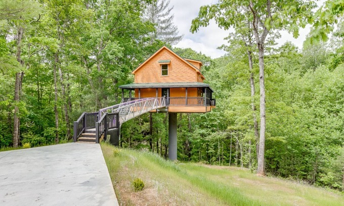 Cleveland Cabin | Gold Peak Treehouse Near Helen, Georgia - Cedar Creek Rentals LLC