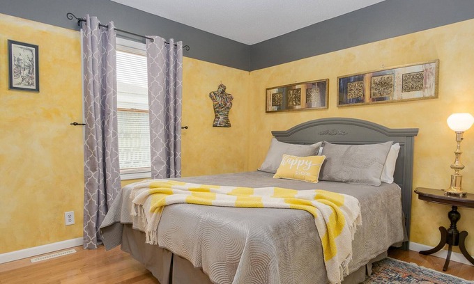 Newaygo Apartment | Gold Room at Newaygo Bed & Breakfast