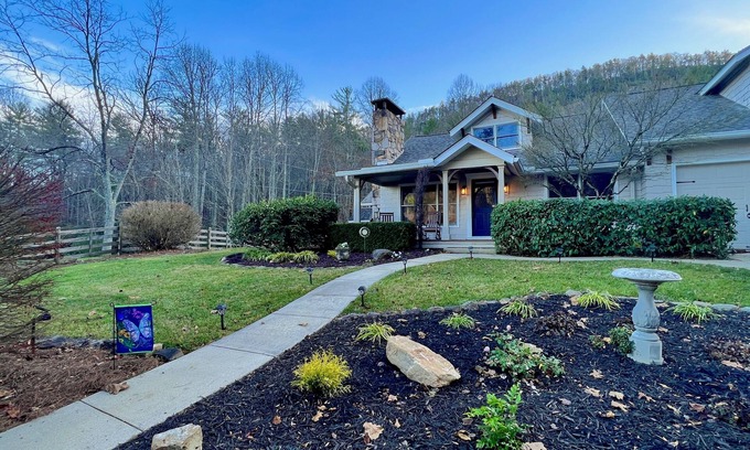 Highlands House | Golden Acres Ranch Hot Tub,Game Room, Creek & Mtn View. 8m from DT Highlands