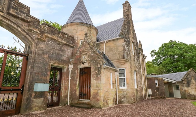 Doune Cottage | GOLDEN GATES LODGE, family friendly, with open fire in Doune