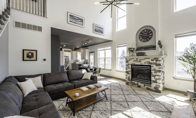 Pleasant View House | Golden Home on the Hill near Red Rocks