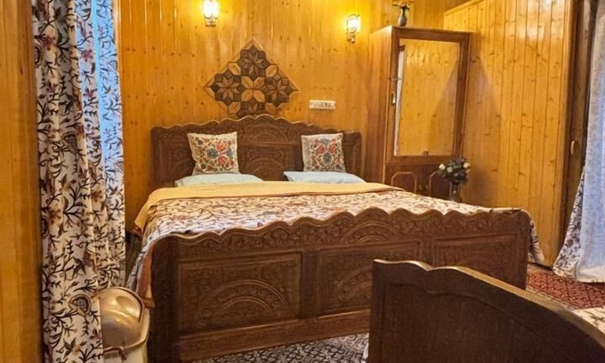 Dal Lake Boat Rental | Golden Hopes Group of Houseboats